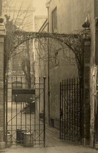 119828 Afbeelding van het toegangspoortje tot de Regentesseschool (Hamburgerstraat 22) te Utrecht.